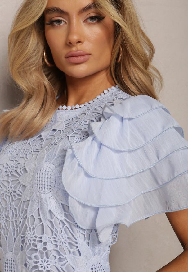 Renee - Jasnoniebieska Sukienka Dopasowana Mini z Koronką i Falbankami Offiamea. Okazja: na co dzień, na imprezę. Typ kołnierza: kołnierz z falbankami. Kolor: niebieski. Wzór: koronka. Typ sukienki: proste. Materiał: koronka. Długość rękawa: krótki rękaw. Styl: elegancki, casual. Długość: mini