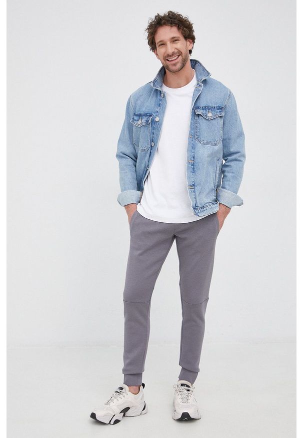 Calvin Klein Jeans Spodnie męskie kolor szary z nadrukiem. Kolor: szary. Materiał: dzianina, włókno. Wzór: nadruk