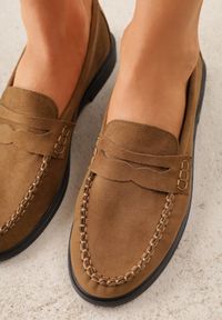Renee - Jasnobrązowe Mokasyny VICES z Wkładką ze Skóry Naturalnej i Przeszyciami Astanie. Kolor: beżowy. Materiał: skóra. Sezon: wiosna. Styl: elegancki #9