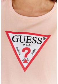 Guess - GUESS Brzoskwiniowy t-shirt damski z trójkątnym logo. Kolor: pomarańczowy. Wzór: nadruk