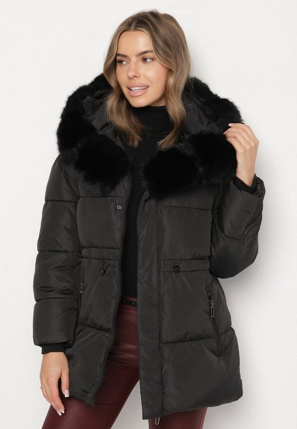 Born2be - Czarna Kurtka z Pikowanymi Przeszyciami i Kapturem z Futerkiem Galiadia. Okazja: na spacer, na co dzień. Kolor: czarny. Materiał: futro. Styl: casual, klasyczny, sportowy