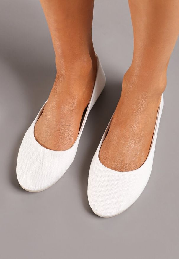 Renee - Białe Balerinki Gibbs. Nosek buta: okrągły. Zapięcie: bez zapięcia. Kolor: biały. Materiał: materiał. Obcas: na płaskiej podeszwie. Styl: elegancki, klasyczny