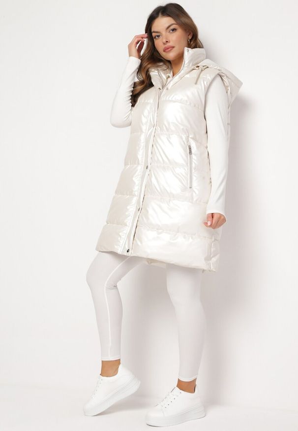 Born2be - Jasnobeżowa Długa Kamizelka Pikowana z Kapturem Agelie. Typ kołnierza: kaptur. Kolor: beżowy. Długość: długie. Wzór: aplikacja