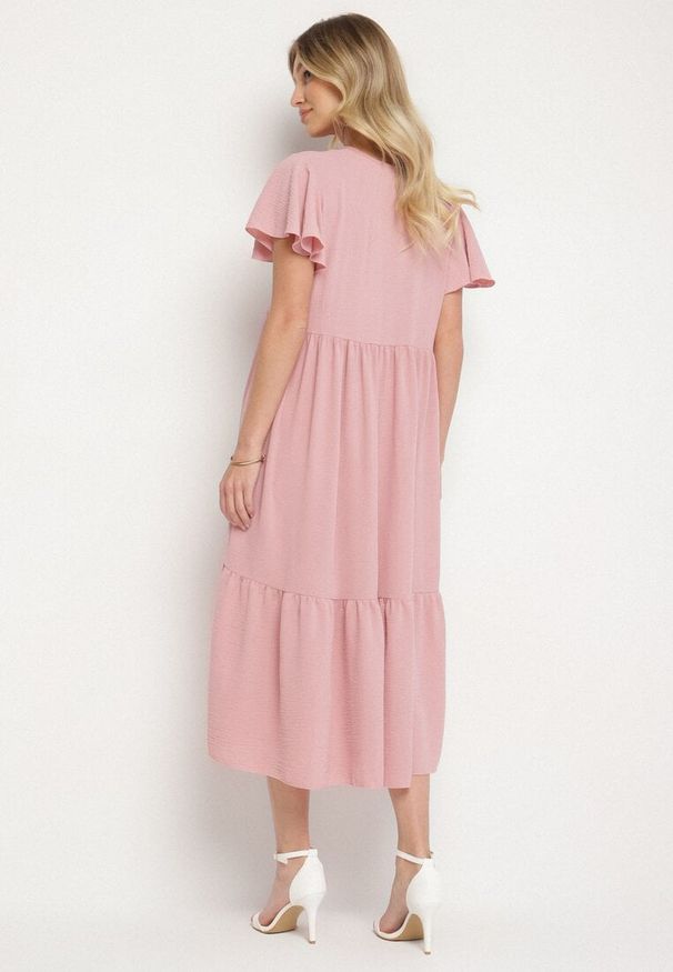 Born2be - Różowa Sukienka o Rozkloszowanym Kroju z Wiskozą Filastia. Okazja: na co dzień. Typ kołnierza: dekolt w kształcie V. Kolor: różowy. Materiał: wiskoza. Długość rękawa: krótki rękaw. Typ sukienki: rozkloszowane. Styl: klasyczny, casual, elegancki