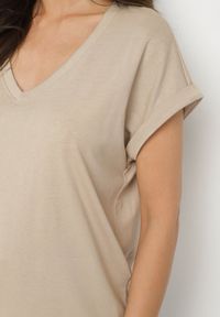 Born2be - Beżowy T-shirt z Bawełny z Trójkątnym Dekoltem Lireande. Okazja: na co dzień. Kolor: beżowy. Materiał: bawełna. Styl: casual #3