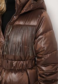 Born2be - Brązowa Pikowana Kurtka z Kapturem i Paskiem z Marszczeniem Zdobiona Frędzlami Sanoria. Okazja: na co dzień. Typ kołnierza: kaptur. Kolor: brązowy. Materiał: jeans. Wzór: aplikacja. Styl: casual, elegancki #5