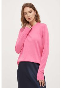BOSS sweter damski kolor różowy lekki. Kolor: różowy. Materiał: dzianina. Długość rękawa: długi rękaw. Długość: długie. Styl: klasyczny