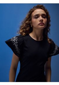 Sinsay - Sukienka mini z łączonych materiałów z haftem na rękawie - czarny. Kolor: czarny. Materiał: materiał. Wzór: haft. Długość: mini