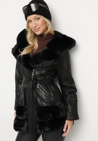 Born2be - Czarna Kurtka z Ekoskóry i Futerka z Wiązanym Paskiem Aravirta. Kolor: czarny. Materiał: futro #2
