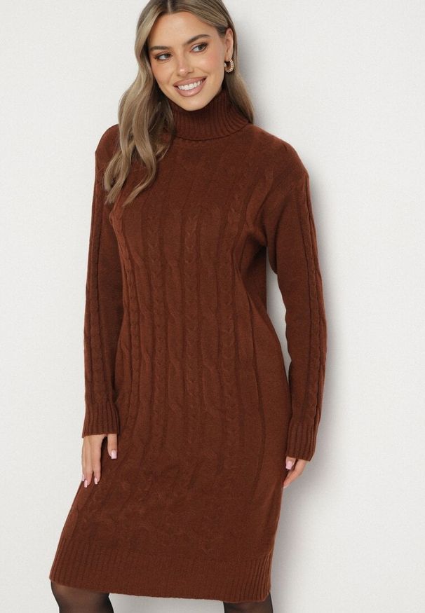 Born2be - Brązowa Sweterkowa Sukienka z Golfem Wełną i Bawełną Ozdobiona Splotem Reiania. Okazja: do pracy, na co dzień, na spotkanie biznesowe. Typ kołnierza: golf. Kolor: brązowy. Materiał: wełna, bawełna. Wzór: aplikacja, ze splotem. Typ sukienki: proste. Styl: casual, biznesowy