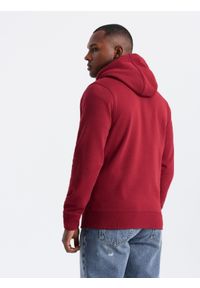 Ombre Clothing - Rozpinana męska bluza dresowa z kapturem i naszywką – czerwona V3 OM-SSZP-0140 - XXL. Okazja: na co dzień. Typ kołnierza: kaptur. Kolor: czerwony. Materiał: dresówka. Wzór: aplikacja. Styl: klasyczny, elegancki, casual #8