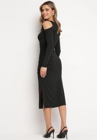 Born2be - Czarna Koktajlowa Sukienka z Wyciętym Ramionami z Klamerką i Marszczeniem Glimie. Kolor: czarny. Styl: wizytowy #7