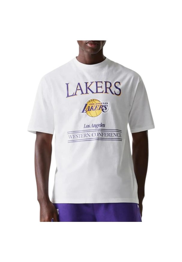 New Era - T-shirt oversize Los Angeles Lakers Team Graphic. Kolor: biały. Sport: koszykówka
