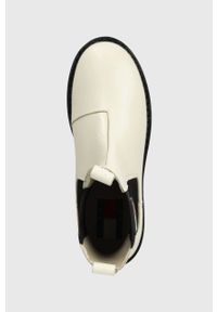 Tommy Jeans sztyblety skórzane TJW URBAN CHELSEA damskie kolor biały na platformie EN0EN02298. Nosek buta: okrągły. Kolor: biały. Materiał: skóra. Obcas: na platformie #5