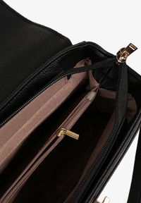 Born2be - Czarna Torebka Listonoszka z Klapą i Rączką Lanoviela. Kolor: czarny. Styl: casual, elegancki