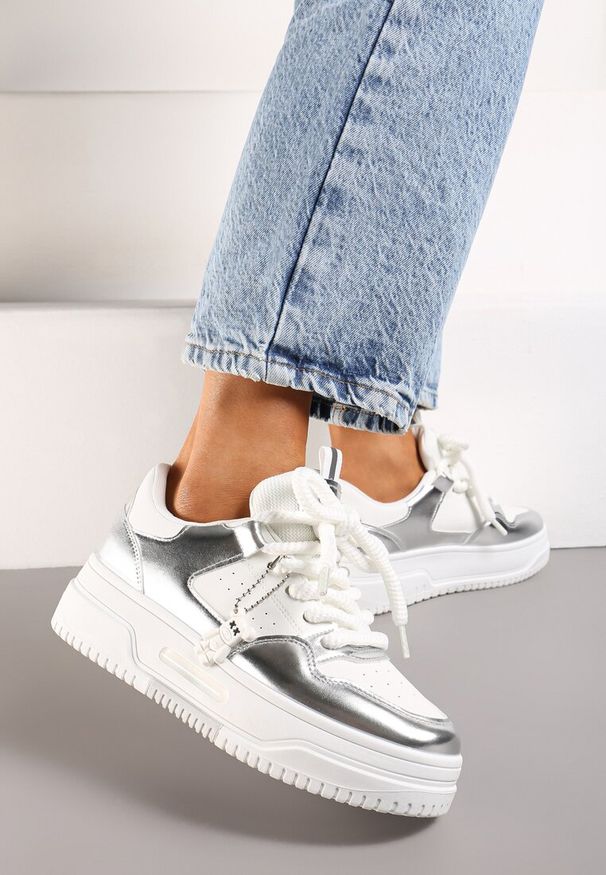 Born2be - Biało-Srebrne Sneakersy z Ozdobną Zawieszką w Kształcie Misia i Szerokimi Sznurówkami Raldika. Nosek buta: okrągły. Kolor: biały. Materiał: jeans