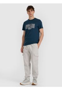 4f - 4F T-shirt regular z nadrukiem męski - granatowy XXL. Okazja: na co dzień. Kolor: niebieski. Materiał: materiał, bawełna. Wzór: nadruk. Styl: casual