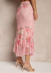 Renee - Różowa Dopasowana Spódnica z Ozdobną Falbaną Efravaria. Okazja: na co dzień, na spotkanie biznesowe. Kolor: różowy. Styl: biznesowy, elegancki, casual