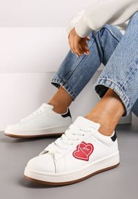 Renee - Białe Sneakersy z Naszywką w Kształcie Serc Usitala. Kolor: biały. Materiał: jeans. Wzór: aplikacja. Sezon: wiosna, lato #6