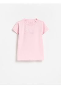 Reserved - T-shirt z haftowanym napisem - różowy. Kolor: różowy. Materiał: bawełna. Wzór: napisy, haft #1