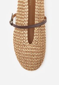 Renee - Brązowe Boho Balerinki w Stylu Mary Jane z Plecioną Cholewką Berinyra. Okazja: na co dzień. Zapięcie: pasek. Kolor: brązowy. Materiał: jeans, len. Szerokość cholewki: normalna. Obcas: na płaskiej podeszwie. Styl: boho #6