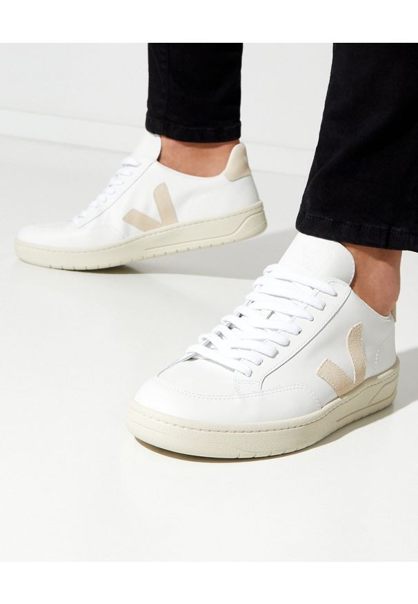 Veja - VEJA - Białe sneakersy ze skóry V-12. Kolor: biały. Materiał: skóra. Szerokość cholewki: normalna. Wzór: aplikacja