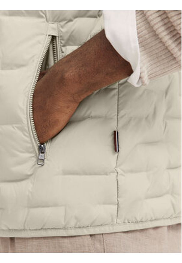 Bugatti Kamizelka 8800-75148C Écru Regular Fit. Kolor: kremowy. Materiał: syntetyk