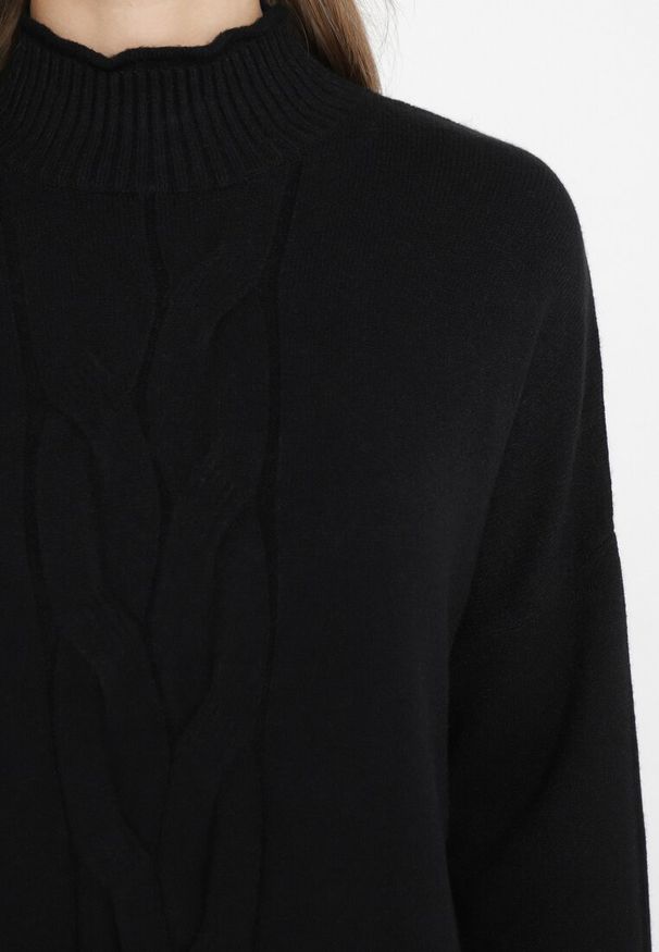 Born2be - Czarny Oversizowy Sweter Golf z Wiskozą i Ozdobnym Splotem z Przodu Goyanes. Typ kołnierza: golf. Kolor: czarny. Materiał: wiskoza. Wzór: ze splotem. Sezon: zima