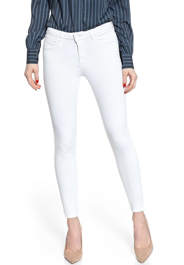 Wrangler - WRANGLER SKINNY CROP WHITE W28MGO989. Kolor: biały