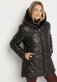 Born2be - Czarna Pikowana Kurtka z Kapturem i Futrzaną Wyściółką Navea. Okazja: do pracy, na co dzień, na spotkanie biznesowe. Typ kołnierza: kaptur. Kolekcja: plus size. Kolor: czarny. Materiał: futro. Wzór: ze splotem. Styl: casual, biznesowy #1