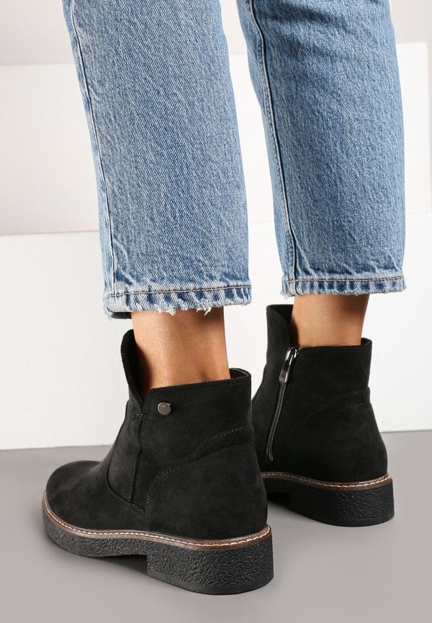 Born2be - Czarne Płaskie Botki Ozdobione Aplikacją i Przeszyciami Hariella. Okazja: na co dzień. Zapięcie: zamek. Kolor: czarny. Materiał: jeans. Wzór: aplikacja. Obcas: na obcasie. Styl: casual, elegancki. Wysokość obcasa: niski