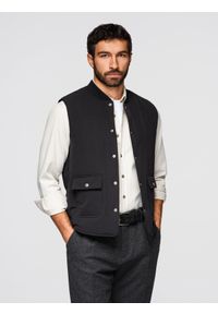 Ombre Clothing - Kamizelka męska bezrękawnik casual na zatrzaski z pionowym pikowaniem - czarna V1 - Rozmiar: S/M. Okazja: na co dzień. Kolor: czarny. Materiał: materiał, nylon, wiskoza, elastan, poliester. Długość rękawa: bez rękawów. Długość: krótkie. Wzór: napisy. Styl: casual