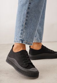 Renee - Czarne Trampki z Imitacji Zamszu na Żłobionej Podeszwie Nivenatia. Kolor: czarny. Materiał: zamsz. Styl: elegancki #1