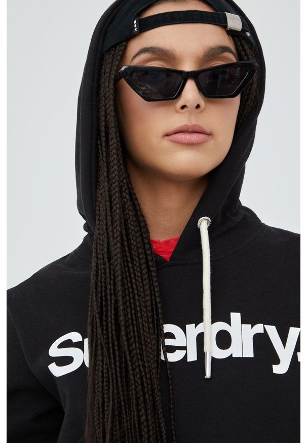 Superdry bluza damska kolor czarny z kapturem z nadrukiem. Typ kołnierza: kaptur. Kolor: czarny. Wzór: nadruk