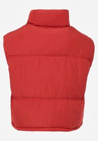 Born2be - Czerwona Krótka Kamizelka Pikowana Typu Puffer Niraemius. Okazja: na co dzień. Kolor: czerwony. Materiał: poliester. Długość: krótkie. Styl: casual #3