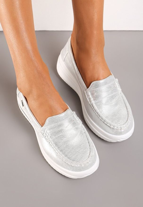 Born2be - Srebrne Mokasyny na Platformie z Imitacji Zamszu Nossabel. Kolor: srebrny. Materiał: zamsz. Obcas: na platformie