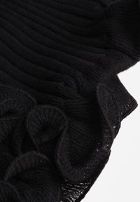 Born2be - Czarna Prążkowana Bluzka z Wiskozą Ozdobiona Falbanami Delestra. Okazja: na co dzień, na spotkanie biznesowe. Kolor: czarny. Materiał: prążkowany, wiskoza. Wzór: aplikacja. Styl: casual, biznesowy, elegancki #3