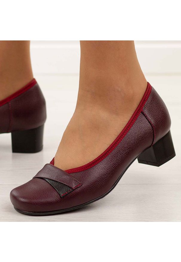 Bordowe Polskie czółenka damskie Gregors 567. Okazja: na co dzień. Nosek buta: okrągły. Kolor: czerwony. Szerokość cholewki: normalna. Wzór: aplikacja. Materiał: skóra. Obcas: na obcasie. Styl: casual, elegancki, klasyczny. Wysokość obcasa: niski