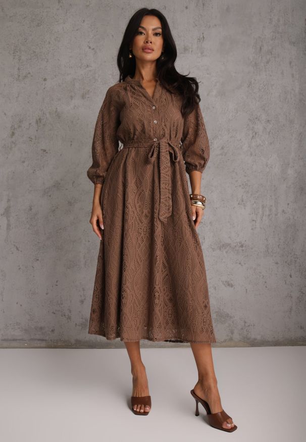 Renee - Brązowa Koronkowa Sukienka Boho Rozkloszowana z Paskiem w Talii Irinsea. Okazja: na co dzień. Kolor: brązowy. Materiał: koronka. Wzór: koronka. Typ sukienki: rozkloszowane, proste. Styl: boho