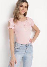 Born2be - Różowy Bawełniany T-shirt z Koronką i Wycięciami na Rękawach Imilalca. Kolor: różowy. Materiał: koronka, bawełna. Wzór: koronka. Sezon: lato