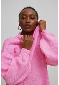 Marsala - Sweter oversize z bufiastym rękawem NEON PINK - RIVERO. Okazja: na co dzień. Materiał: wełna, akryl. Sezon: zima, lato, jesień, wiosna. Styl: casual