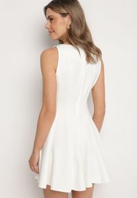 Born2be - Biała Rozkloszowana Sukienka Ozdobiona Przeszyciami Evinini. Kolor: biały. Wzór: aplikacja. Styl: klasyczny, elegancki #7