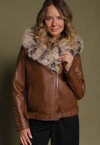 Born2be - Brązowa Kurtka Ramoneska z Odpinanym Kapturem i Futrem Aplonna. Kolor: brązowy. Materiał: futro. Sezon: zima, jesień. Styl: klasyczny #5