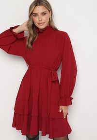 Born2be - Bordowa Sukienka z Falbanami i Marszczonym Golfem z Dodatkowym Wiązanym Paskiem Savelina. Okazja: na imprezę. Typ kołnierza: golf. Kolor: czerwony. Typ sukienki: rozkloszowane. Styl: elegancki, klasyczny #6