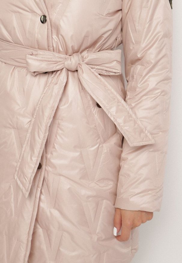 Born2be - Złoto-Różowa Kurtka z Pikowanymi Przeszyciami Kapturem i Wiązanym Paskiem Erlexie. Okazja: na spacer, na co dzień, na spotkanie biznesowe, do pracy. Kolor: złoty. Materiał: dzianina, jeans. Styl: casual, klasyczny, biznesowy