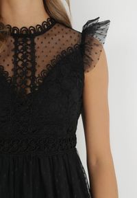 Born2be - Czarna Sukienka Clymotis. Typ kołnierza: kołnierz z falbankami, kołnierzyk stójkowy. Kolor: czarny. Materiał: koronka. Długość rękawa: bez rękawów. Długość: midi #3