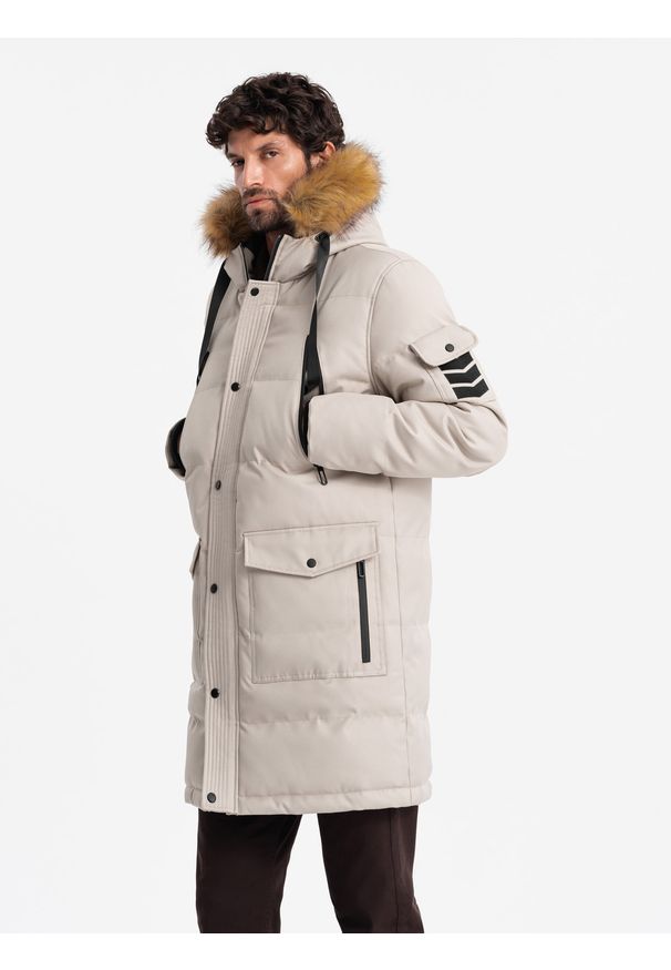 Ombre Clothing - Długa ciepła męska kurtka typu parka z kapturem – beżowa V5 OM-JALJ-0182 - XXL. Typ kołnierza: kaptur. Kolor: beżowy. Materiał: poliester, tkanina, materiał, syntetyk, futro. Długość: długie. Wzór: aplikacja, paski, ze splotem. Styl: elegancki