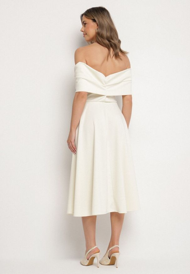 Born2be - Beżowa Rozkloszowana Sukienka z Odsłoniętymi Ramionami i Drapowaniem Odilene. Okazja: na imprezę. Kolor: beżowy. Sezon: lato. Typ sukienki: z odkrytymi ramionami. Styl: elegancki