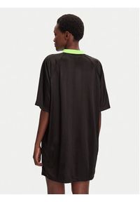 Adidas - adidas Sukienka codzienna adicolor Football Jacquard KB8152 Czarny Oversize. Okazja: na co dzień. Kolor: czarny. Materiał: syntetyk. Typ sukienki: oversize, proste. Styl: casual