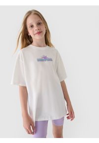 4f - T-shirt oversize z nadrukiem dziewczęcy - biały. Okazja: na co dzień. Kolor: biały. Materiał: bawełna, jersey, dzianina. Długość rękawa: krótki rękaw. Długość: krótkie. Wzór: nadruk. Sezon: lato. Styl: wakacyjny, casual, sportowy, klasyczny